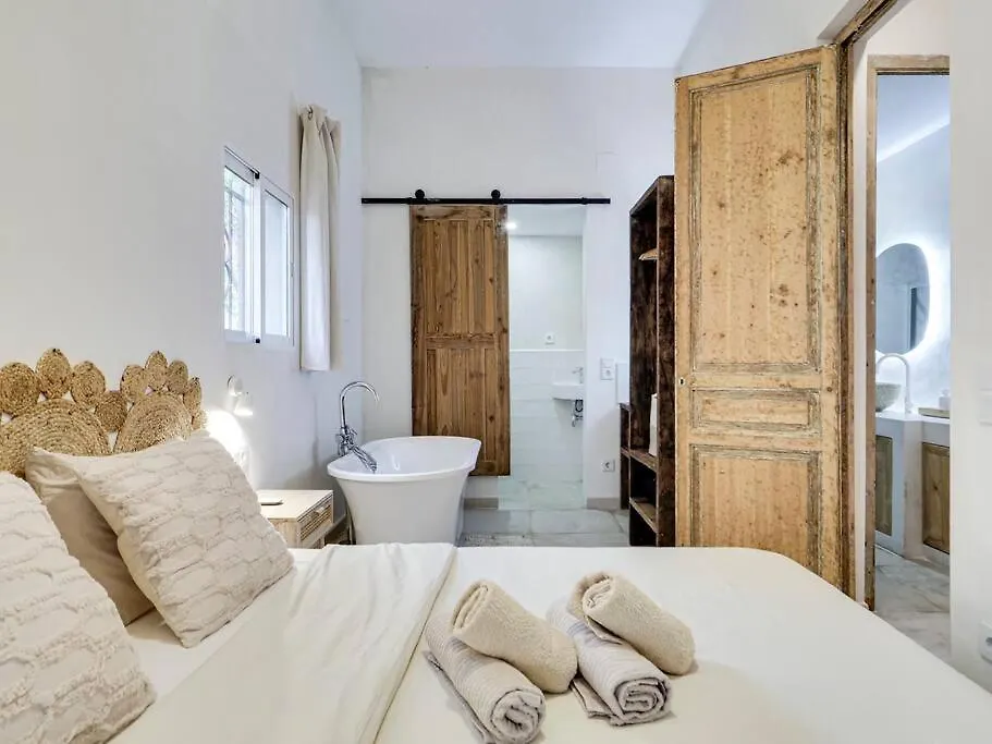 Апартаменты Casa Jasmin Cosy 4 Bedroom House With Terrace Оспиталет-де-Льобрегат